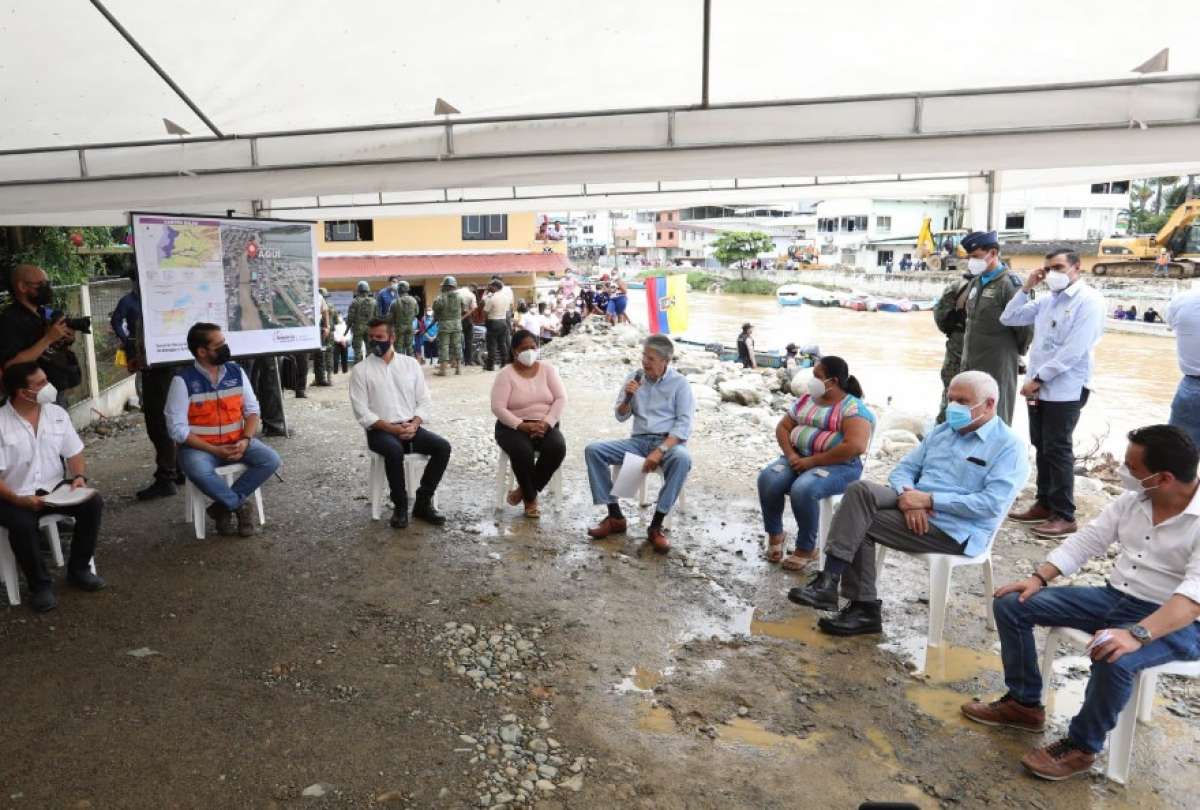 Guillermo Lasso (centro) conversa con moradores del cantón Balao, donde el río del mismo nombre se desbordó