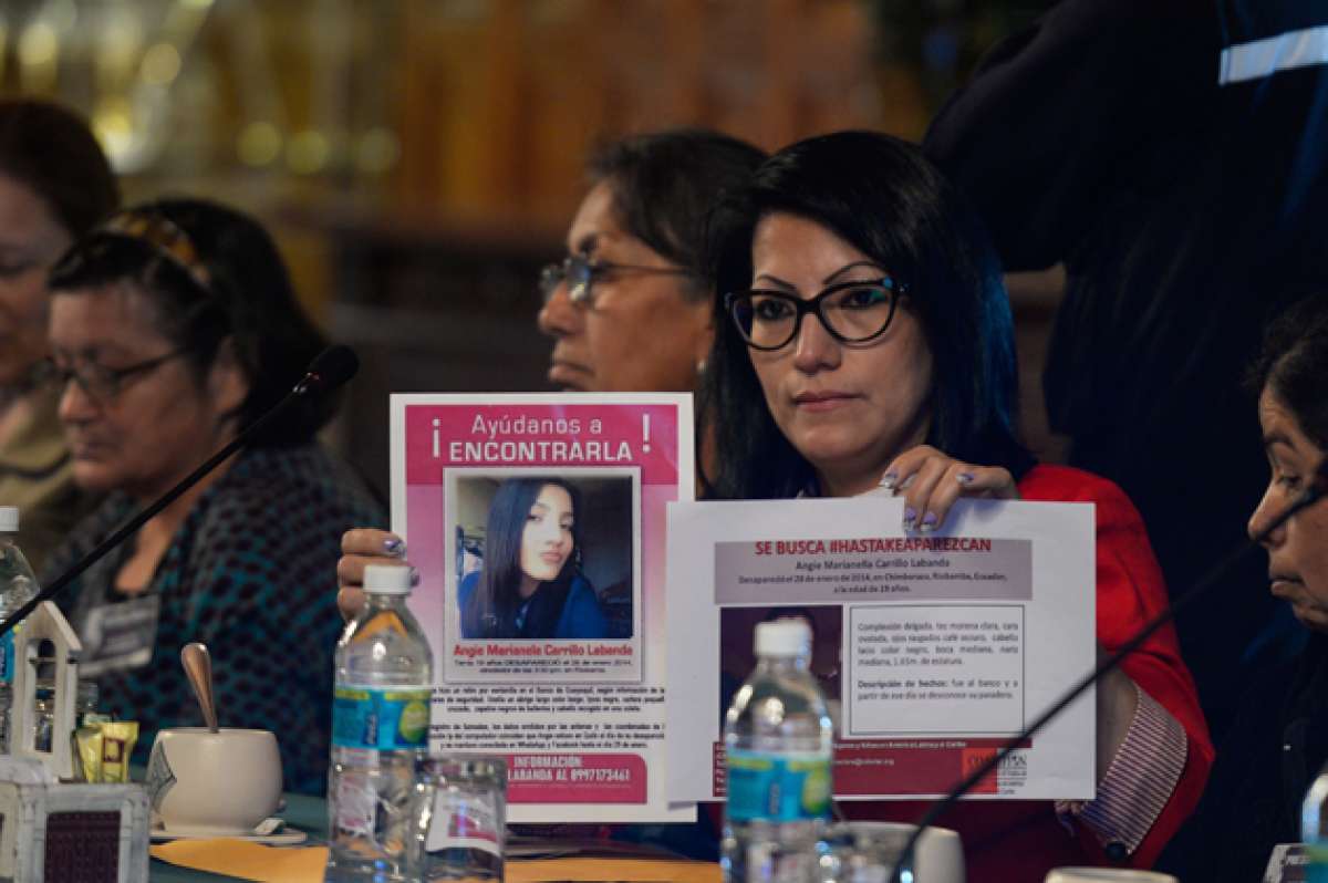 Durante la reuni&oacute;n, varios familiares de las personas desaparecidas entregaron cartas al Jefe de Estado. Foto: &Aacute;lvaro P&eacute;rez / El Tel&eacute;grafo