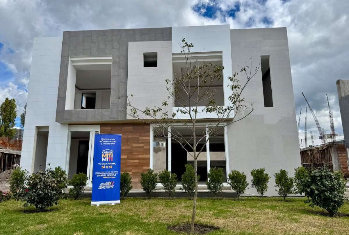 Noboa impulsa acceso a vivienda con cr&eacute;ditos Miti&ndash;Miti y Credicasa