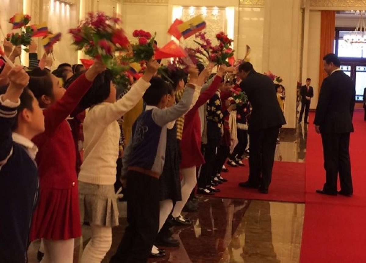 Los peque&ntilde;os flamearon banderines de ambas naciones en se&ntilde;al de bienvenida. Foto: Presidencia
