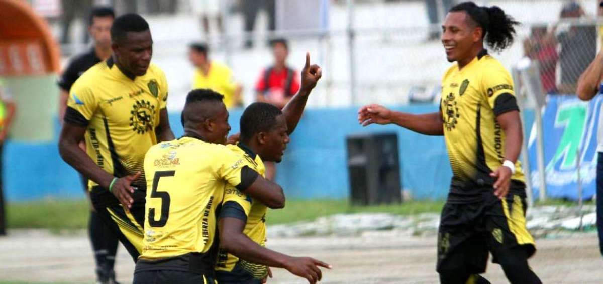 Armando Wila (centro) festej&oacute;, con sus compa&ntilde;eros, el tanto que sell&oacute; la victoria de Fuerza Amarilla ayer ante El Nacional en Machala.