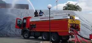 Los nuevos camiones son probados en la Academia de Bomberos.