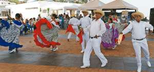 Retrovador entretuvo a los visitantes con sus danzas litoralenses y porte&ntilde;as.