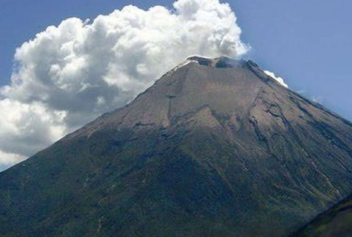 El volcán Reventador registró una caída de ceniza.