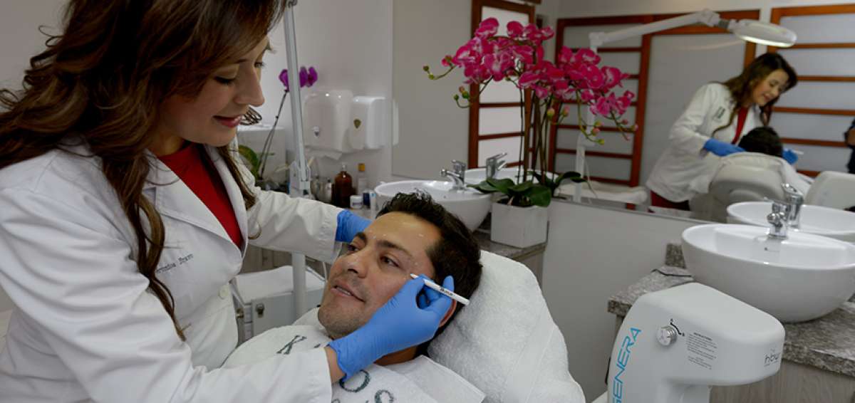 En Kalos Est&eacute;tica M&eacute;dica, la doctora Ver&oacute;nica Bravo aplica b&oacute;tox en las l&iacute;neas de expresi&oacute;n de Fausto Cadena. Este tratamiento se puede aplicar cada 6 meses.   