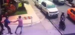 Motorizados roban afuera de complejo de oficinas y departamentos en Guayaquil