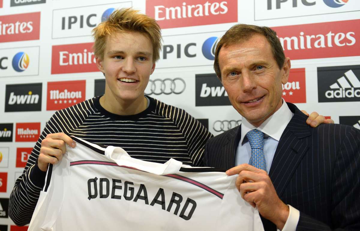 Martin Odegaard (i.) junto a Emilio Butrague&ntilde;o en su presentaci&oacute;n. Foto: AFP