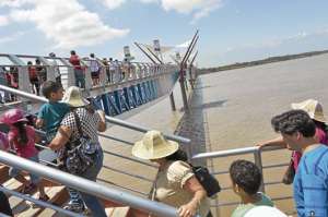 Las personas que utilizaron el puente Guayaquil-Santay esperaron hasta dos hora y media para ingresar. Foto: William Orellana.