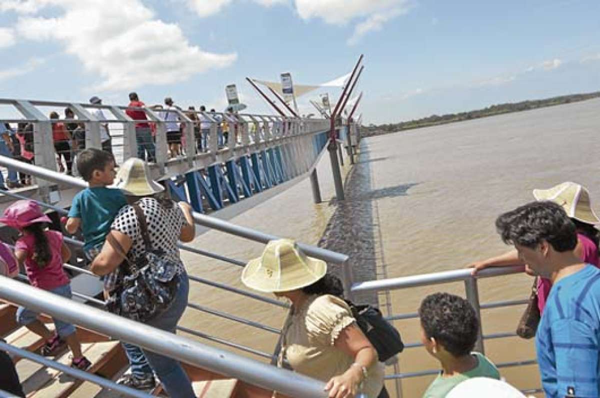Las personas que utilizaron el puente Guayaquil-Santay esperaron hasta dos hora y media para ingresar. Foto: William Orellana.
