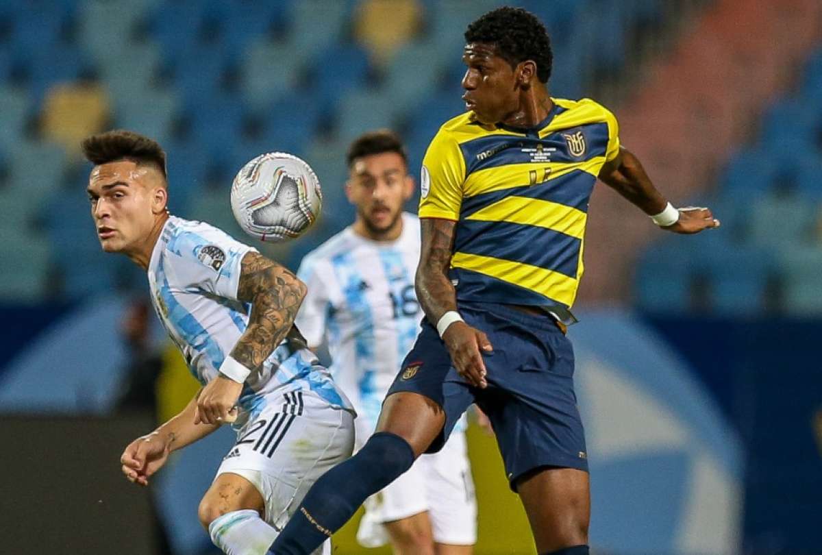 Robert Arboleda (der.) disputa el bal&oacute;n con Lautaro Mart&iacute;nez