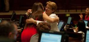 Sof&iacute;a Esp&iacute;n y Norma Vallejo se saludan minutos antes de la sesi&oacute;n del pleno del pasado martes, que decidi&oacute; la destituci&oacute;n de ambas.