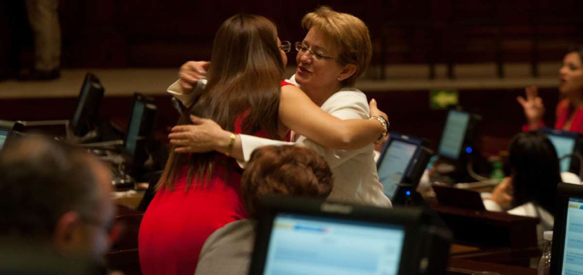 Sof&iacute;a Esp&iacute;n y Norma Vallejo se saludan minutos antes de la sesi&oacute;n del pleno del pasado martes, que decidi&oacute; la destituci&oacute;n de ambas.