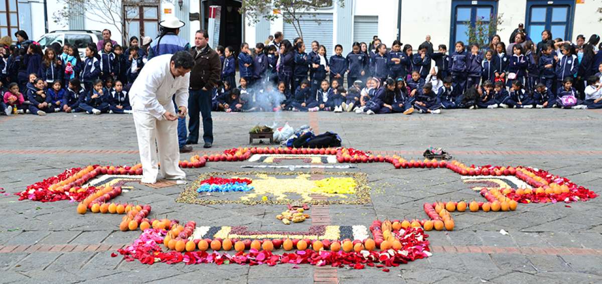 Roberto Ochoa, conocido como Taita Rocky, encabeza una ceremonia por la celebraci&oacute;n del Inti Raymi en la ciudad de Cuenca.