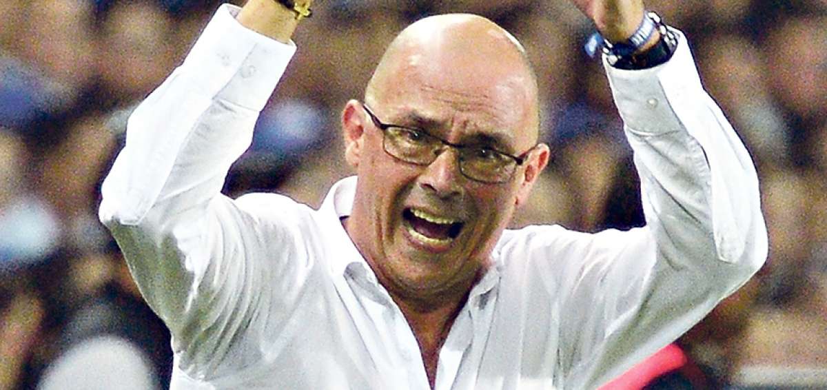 El director t&eacute;cnico uruguayo de Emelec, Alfredo Arias, durante la primera final del campeonato ecuatoriano de f&uacute;tbol jugada la noche del mi&eacute;rcoles ante el Delf&iacute;n de Manta, en el estadio George Capwell, de Guayaquil.  