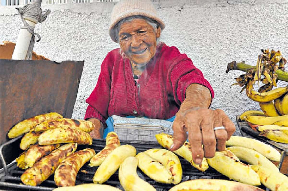 Mar&iacute;a Benavides, octogenaria comerciante, ofrece a los transe&uacute;ntes pl&aacute;tanos asados. Foto: Roberto Chavez