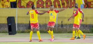 El jugador de Aucas, Ayrton Preciado (centro), celebra su gol junto a &Aacute;lex Bola&ntilde;os (18) y a Joao Rojas.   
