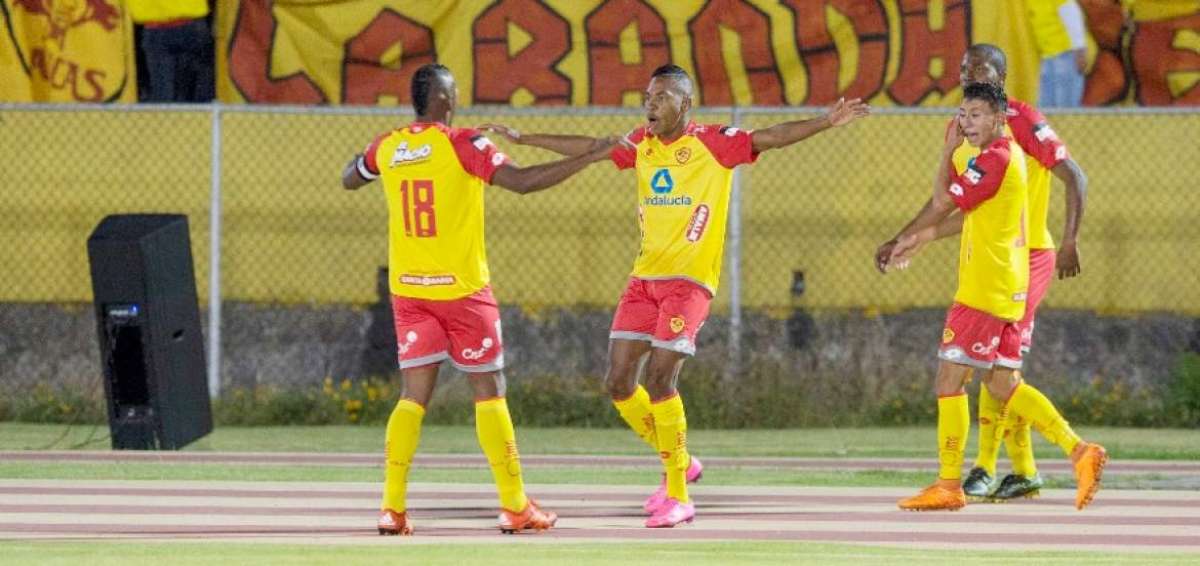 El jugador de Aucas, Ayrton Preciado (centro), celebra su gol junto a &Aacute;lex Bola&ntilde;os (18) y a Joao Rojas.   
