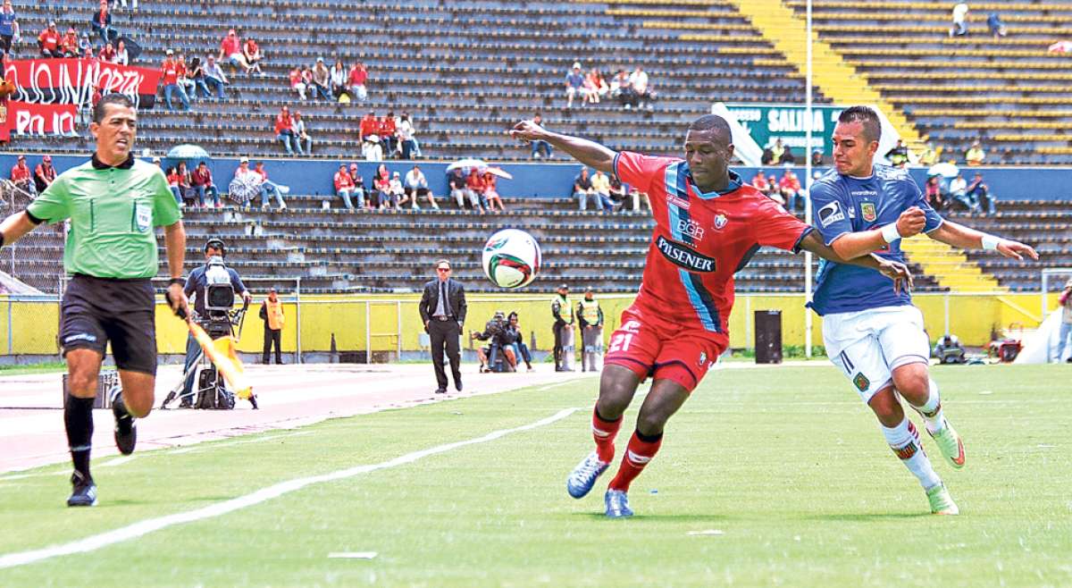 El defensa Anderson Ord&oacute;&ntilde;ez (21) protege la pelota ante la marca del delantero &lsquo;morlaco&rsquo; Carlos Feraud, ayer en el Ol&iacute;mpico Atahualpa. Foto: Archivo / El Tel&eacute;grafo