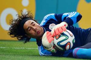 Guillermo Ochoa juega su primer Mundial como titular en la selecci&oacute;n mexicana. Foto: AFP