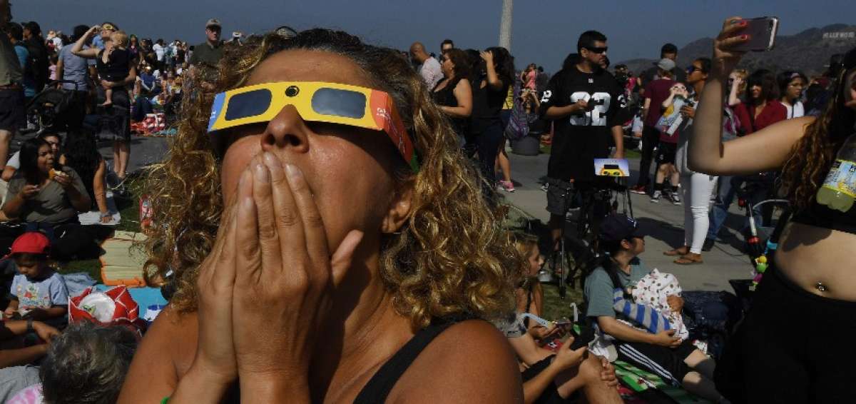  Algunos espectadores hab&iacute;an fabricado sus propios proyectores de cart&oacute;n y cinta adhesiva.