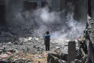 Imagen de archivo de un niño palestino que observa los daños causados ​​por un ataque aéreo israelí.-EFE/ Mohammed Saber