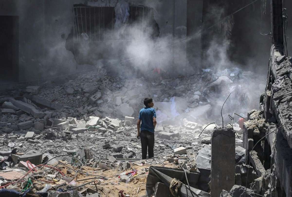 Imagen de archivo de un niño palestino que observa los daños causados ​​por un ataque aéreo israelí.-EFE/ Mohammed Saber