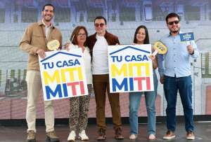 Un hogar, una oportunidad: 21 familias recibieron viviendas en Quito