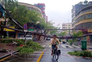 Autoridades activaron la alerta máxima por paso de tifón en el sur de China.