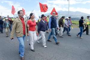 Alberto Acosta (derecha) y Humberto Cholango se unieron ayer a la marcha de la Conaie que provino del sur del pa&iacute;s. Foto: &Aacute;lvaro P&eacute;rez/El Tel&eacute;grafo