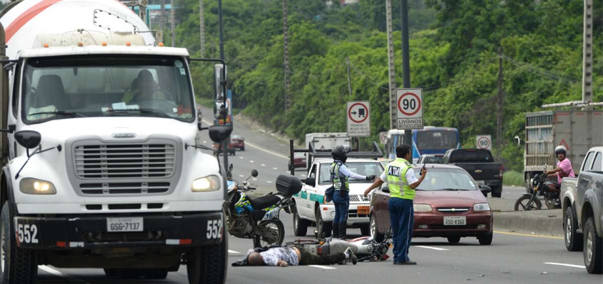 El accidente ocurri&oacute; aproximadamente a las 10:40 de ayer en la v&iacute;a Perimetral. La v&iacute;ctima mortal tiene 38 a&ntilde;os y es oriunda de Esmeraldas.