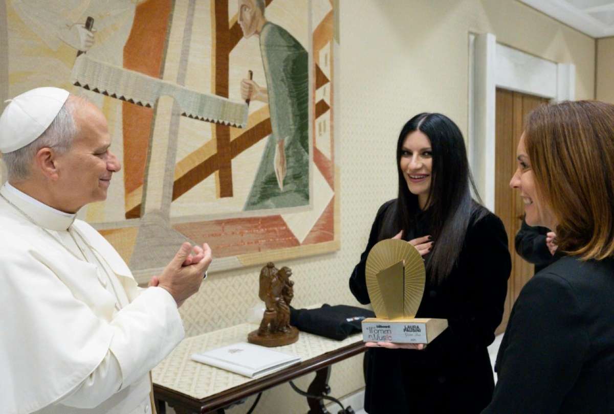 La cantante italiana Laura Pausini dialogó con el papa León XIV y le obsequió un tema inédito grabado en copia única.