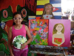 Farah Carrillo junto a algunos de sus cuadros. Foto: Cortes&iacute;a