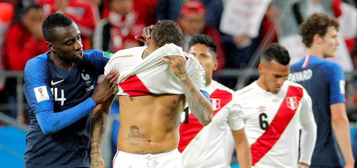 El franc&eacute;s Blaise Matuidi (i) consuela al delantero peruano Paolo Guerrero, al final del partido que se disput&oacute; en el Arena Ekaterimburgo.