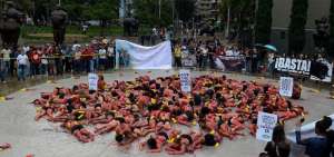 Activistas de la organizaci&oacute;n Animanaturalis realizan la performance "En la piel del toro".