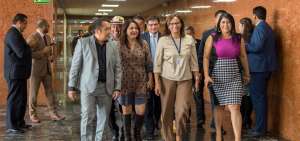 La legisladora por Pichincha Elizabeth Cabezas (centro) acude a la rueda de prensa en que se oficializ&oacute; su candidatura a la Asamblea acompa&ntilde;ada de sus coidearios de Alianza PAIS. Ellos est&aacute;n a favor de la reestructuraci&oacute;n del Legislativo.