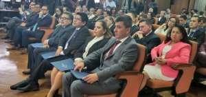 Roger Cusme Mac&iacute;as (corbata roja) fue posesionado como conjuez. 