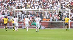 Christian Su&aacute;rez no pudo darle el triunfo a los amarillo ante los Albos. Foto: Santiago Aguirre / El Tel&eacute;grafo