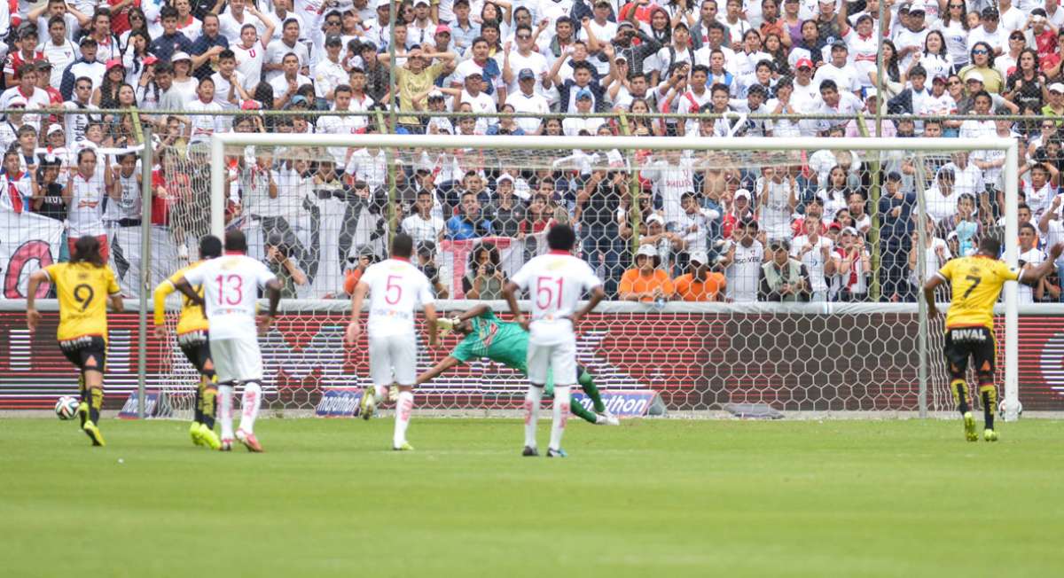Christian Su&aacute;rez no pudo darle el triunfo a los amarillo ante los Albos. Foto: Santiago Aguirre / El Tel&eacute;grafo