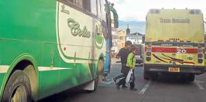 El embarque y desembarque de pasajeros en miniterminales a&uacute;n persiste en Riobamba, pese al peligro. Foto: Elizabeth Maggi / para El Tel&eacute;grafo