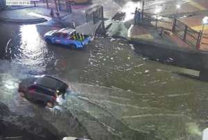 Guayaquil inundada por crecida de río Guayas