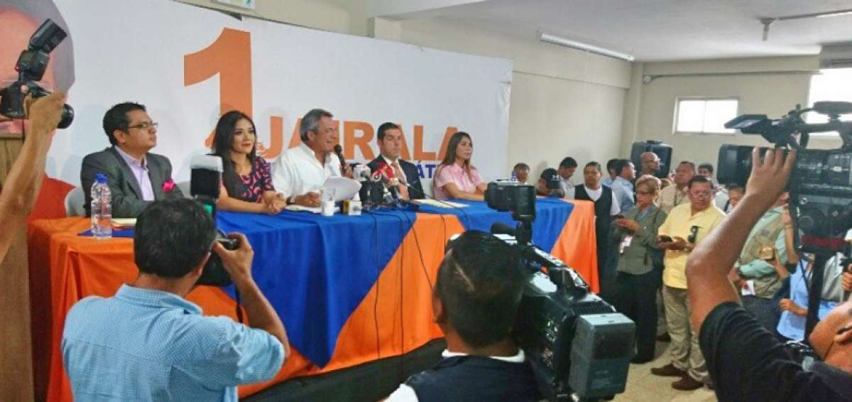 Jimmy Jairala, prefecto del Guayas, ofreci&oacute; una rueda de prensa en la que anunci&oacute; el respaldo de Centro Democr&aacute;tico a Len&iacute;n Moreno.
