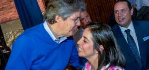 Daniela Chac&oacute;n la tarde anterior a su renuncia saluda con Guillermo Lasso en un acto de apoyo al candidato presidencial, quien ofreci&oacute; elegir un binomio quite&ntilde;o.