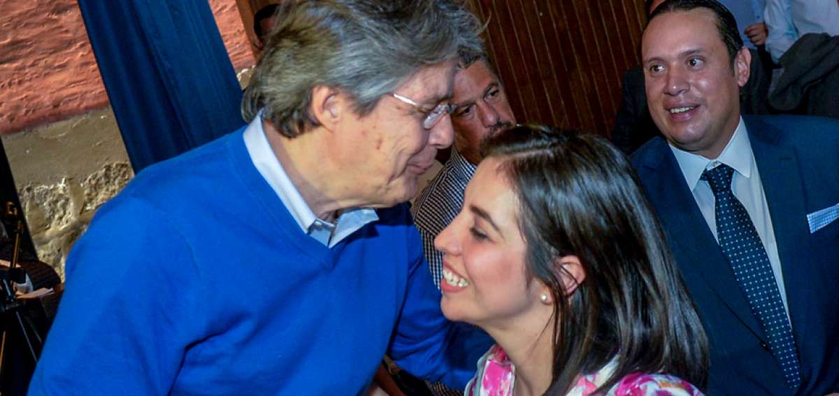 Daniela Chac&oacute;n la tarde anterior a su renuncia saluda con Guillermo Lasso en un acto de apoyo al candidato presidencial, quien ofreci&oacute; elegir un binomio quite&ntilde;o.