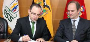 Manolo Rodas (i), presidente del directorio del IESS, y Philippe Vanhuymen, representante de la OIT, firmaron un acuerdo de cooperaci&oacute;n t&eacute;cnica.