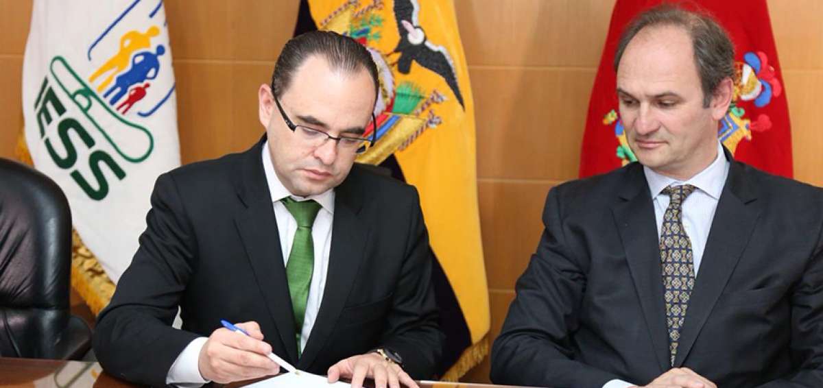 Manolo Rodas (i), presidente del directorio del IESS, y Philippe Vanhuymen, representante de la OIT, firmaron un acuerdo de cooperaci&oacute;n t&eacute;cnica.