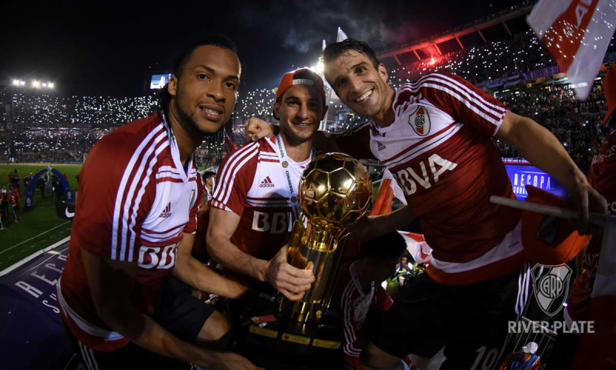 Arturo Mina (izq.) celebra junto a sus compa&ntilde;eros su primer t&iacute;tulo.