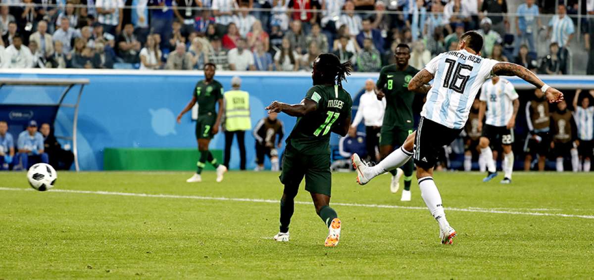 El defensa argentino Marcos Rojo (16) anticip&oacute; la marca del nigeriano V&iacute;ctor Moses (11) para marcar sobre el final del partido el segundo tanto que le dio el triunfo ayer a Argentina y la clasificaci&oacute;n a la segunda fase de la Copa del Mundo, donde se medir&aacute; con Francia.