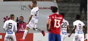 Eduardo Sasha (2-i) de Santos celebra luego de anotar contra Nacional este jueves durante un partido del grupo F de la Copa Libertadores en el estadio Pacaembu en Sao Paulo.