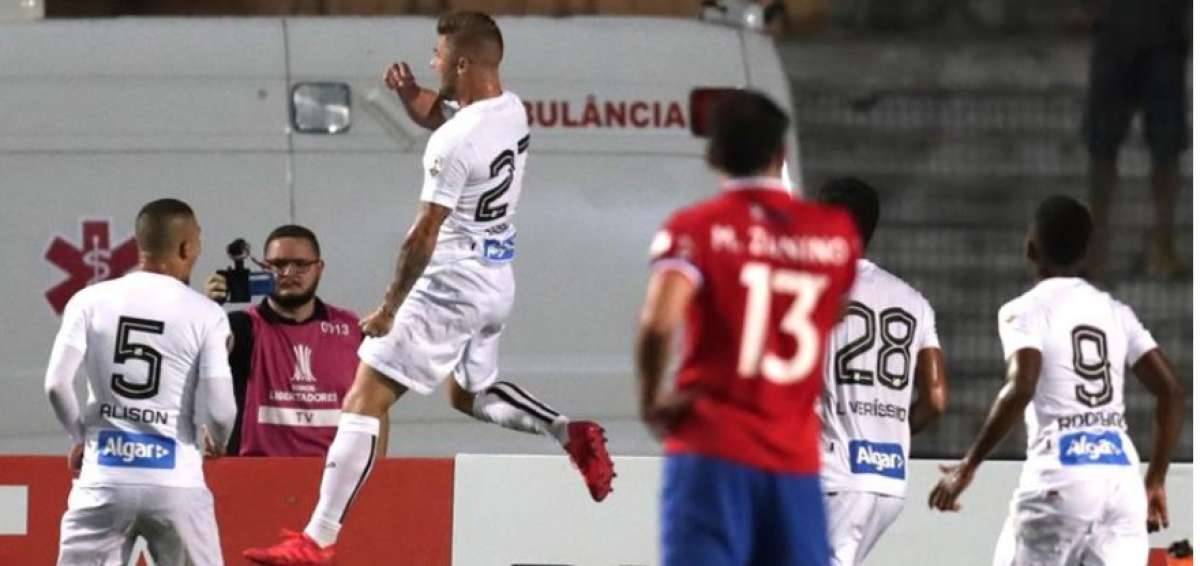 Eduardo Sasha (2-i) de Santos celebra luego de anotar contra Nacional este jueves durante un partido del grupo F de la Copa Libertadores en el estadio Pacaembu en Sao Paulo.