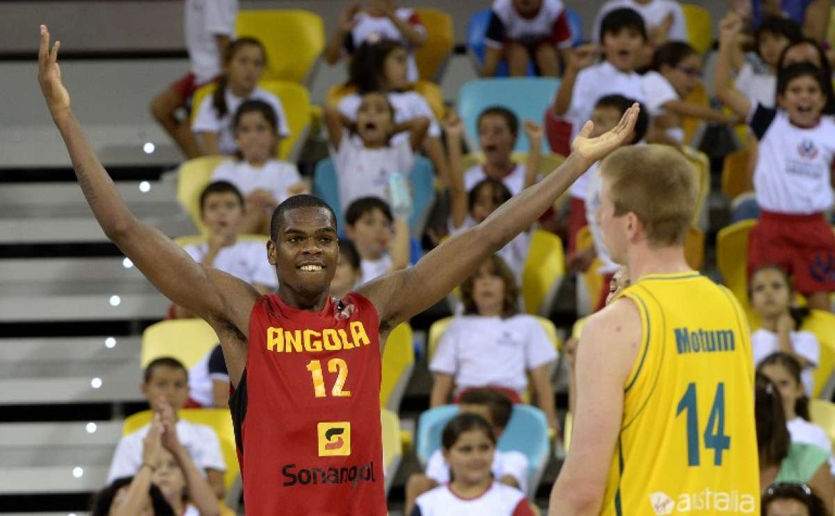 Yanick Moreira (i) celebra la victoria ante el quinteto australiano. Foto: AFP